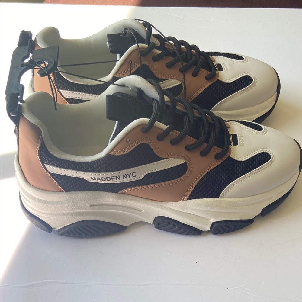 Women’s Tennis Shoe
